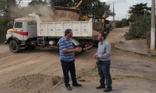 Moradores de Quatis comemoram asfalto em importante rua da cidade
